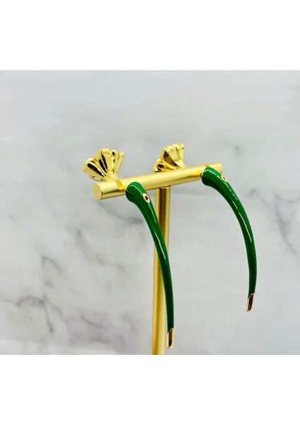 Çiçek Motifli Yeşil ve Beyaz Renk Mineli Altın Kaplamalı Çivi Kilitli Küpe fırsatları