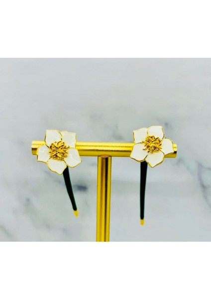 Çiçek Motifli Yeşil ve Beyaz Renk Mineli Altın Kaplamalı Çivi Kilitli Küpe indirimleri