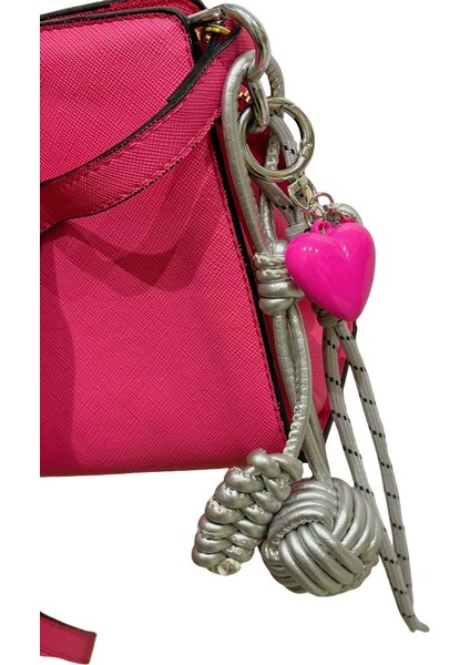 Pembe Kalp Detay Gümüş Renk Çanta Aksesuarı