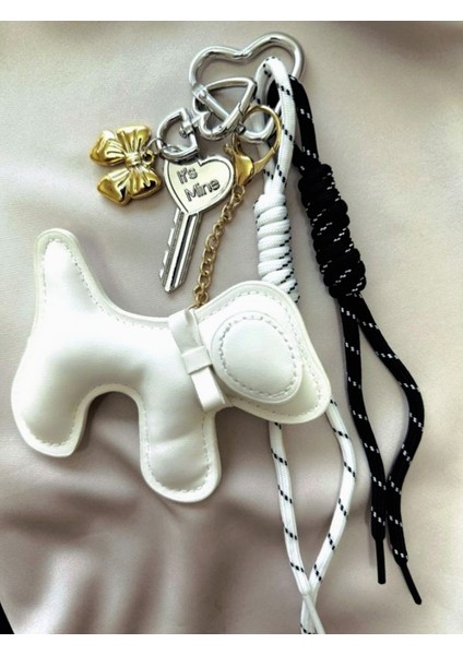 Beyaz Köpek ve Anahtar Detaylı Çanta Aksesuarı