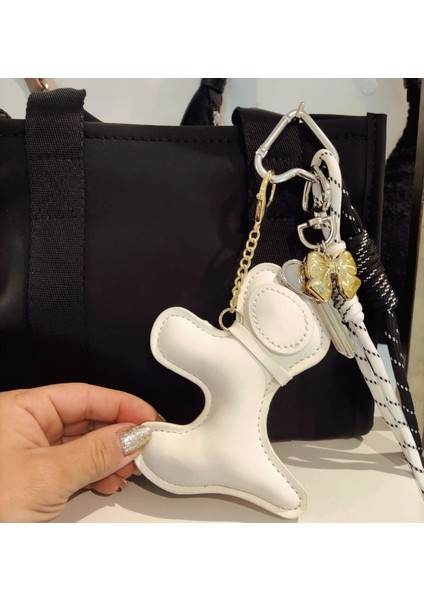 Beyaz Köpek ve Anahtar Detaylı Çanta Aksesuarı modelleri