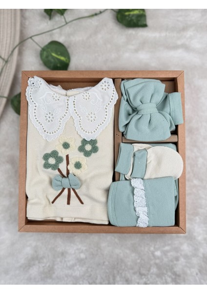 Güpür Yaka Detaylı Çiçek Desenli 5 Parça Premium Yenidoğam Set