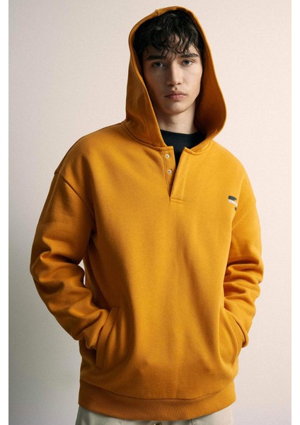 Comfort Regular Fit Rahat Kalıp Kapüşonlu Çıtçıt Kapamalı Baskılı Sweatshirt B4766AX24SP