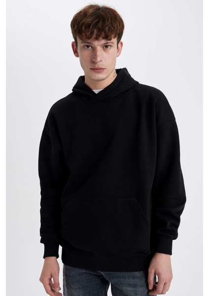 Siyah Oversize Geniş Kalıp Kapüşonlu Kanguru Cepli İçi Yumuşak Tüylü Basic Düz Sweatshirt Y1237AZ23AU