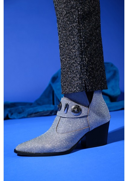 Kenda Gümüş Simli Arkadan Fermuarlı Tokalı Kadın Kalın Topuklu Bot