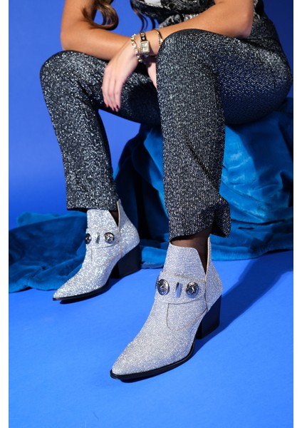 Kenda Gümüş Simli Arkadan Fermuarlı Tokalı Kadın Kalın Topuklu Bot