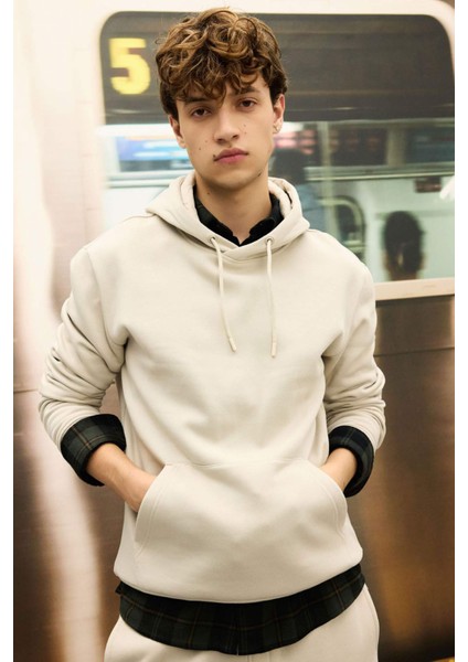 Regular Fit Kapüşonlu Kanguru Cepli İçi Yumuşak Tüylü Basic Düz Sweatshirt X8283AZ24AU