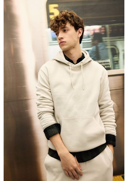 Regular Fit Kapüşonlu Kanguru Cepli İçi Yumuşak Tüylü Basic Düz Sweatshirt X8283AZ24AU