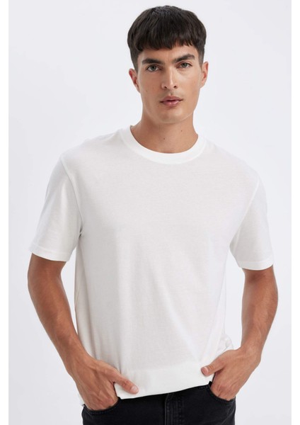 %100 Pamuk New Regular Fit Bisiklet Yaka Basic Düz Kısa Kollu Beyaz Tişört V7699AZ24AU