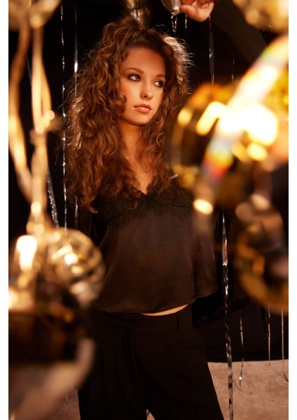 X Sorbe Degaje Yaka Dantelli Saten İnce Askılı Bluz E0649AX24WN