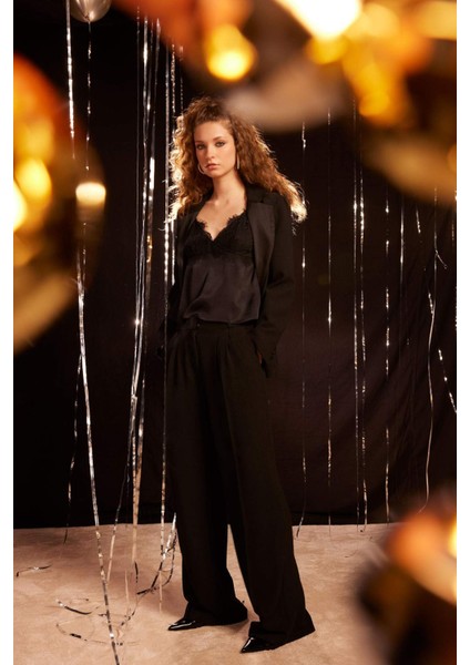 X Sorbe Degaje Yaka Dantelli Saten İnce Askılı Bluz E0649AX24WN fiyatları