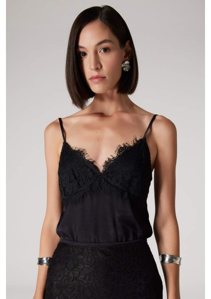 X Sorbe Degaje Yaka Dantelli Saten İnce Askılı Bluz E0649AX24WN modelleri