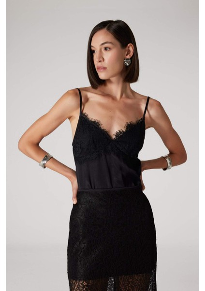 X Sorbe Degaje Yaka Dantelli Saten İnce Askılı Bluz E0649AX24WN indirimleri