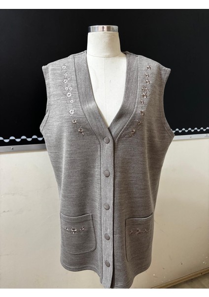 Çelik Örgü 5 Düğmeli Göğüs Nakışlı Anne Yelek Bej