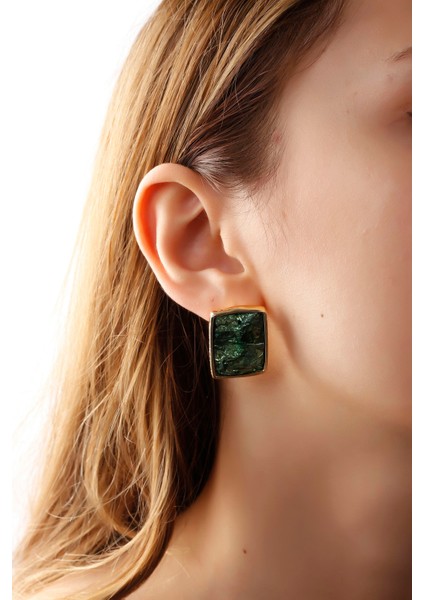 Matya Altın Renk Lak Kaplama Çivili Yeşil Taşlı Model Küpe