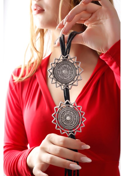 Matya Antik Gümüş Kaplama Yuvarlak Burç Figürlü Tasarım Deri Püsküllü Kolye fiyatları