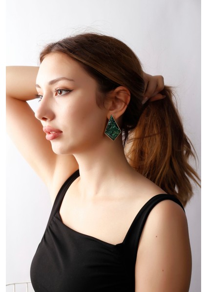 Matya Altın Renk Lak Kaplama Çivili Yeşil Taşlı Model Küpe