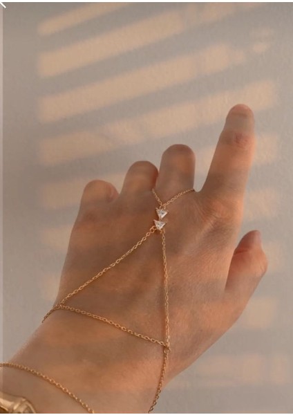 Çelik Üçgen Zirkon Taşlı Şahmeran