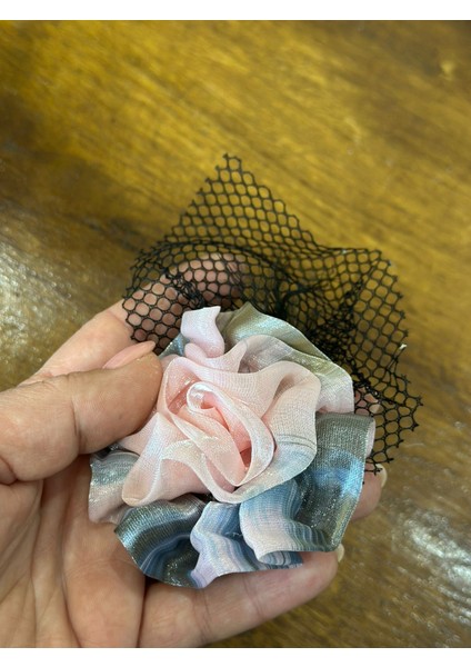 Saten Kabartma Çiçekli Tüğlü Kadın Broş Yaka Giyim Aksesuarı 15X7 cm