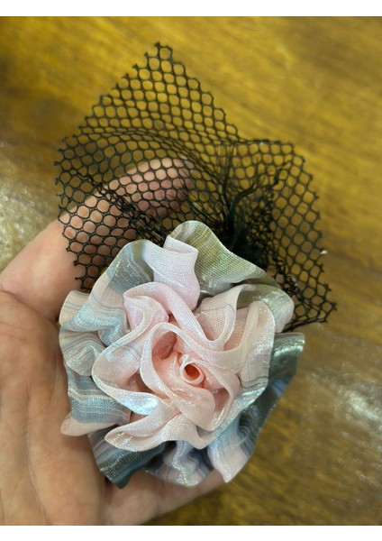 Saten Kabartma Çiçekli Tüğlü Kadın Broş Yaka Giyim Aksesuarı 15X7 cm fiyatları