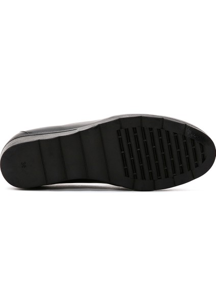 Kadın Siyah Dolgu Topuklu Tokalı Deri Comfort Ayakkabı 25SFD410118