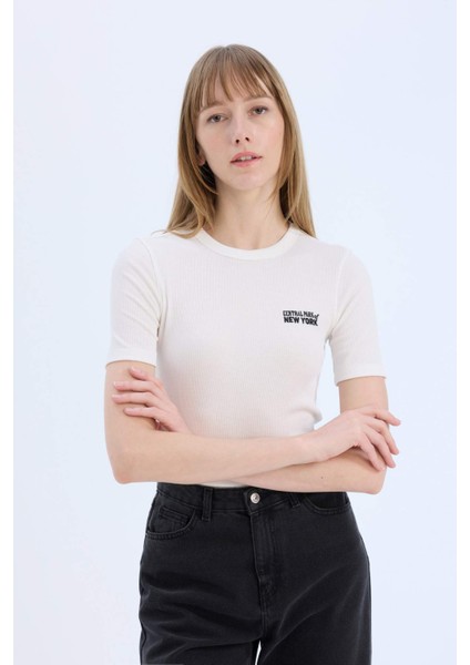 Slim Fit Dar Kesim Bisiklet Yaka Baskılı Fitilli Kaşkorse Kısa Kollu Tişört E5068AX25SP modelleri