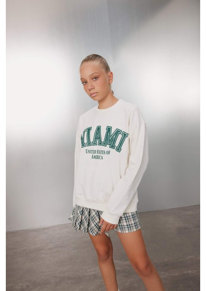 Kız Çocuk Relax Fit Bisiklet Yaka Baskılı Okul Sweatshirt C6868A824AU
