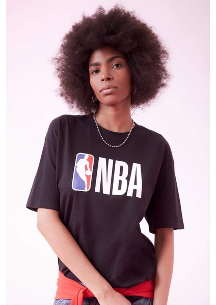 Fit NBA Wordmark Boxy Fit Yuvarlak Yaka Kısa Kollu Tişört Z9313AZ24SP