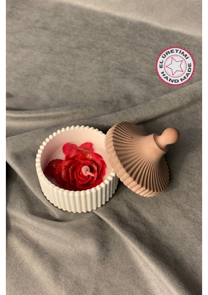 El Yapımı Taş Tozu Dekoratif Kapaklı Mumluk Içinde Kırmızı Gül Motifli Mum - 8 x 10 cm