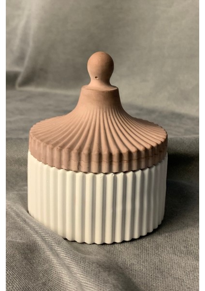 El Yapımı Taş Tozu Dekoratif Kapaklı Mumluk Içinde Kırmızı Gül Motifli Mum - 8 x 10 cm