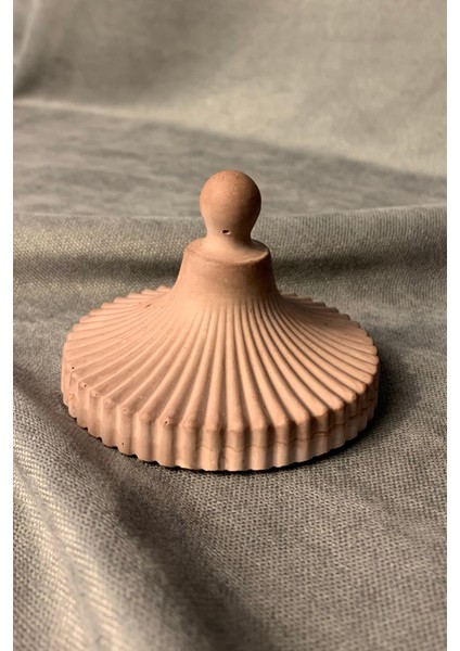 El Yapımı Taş Tozu Dekoratif Kapaklı Mumluk Içinde Kırmızı Gül Motifli Mum - 8 x 10 cm