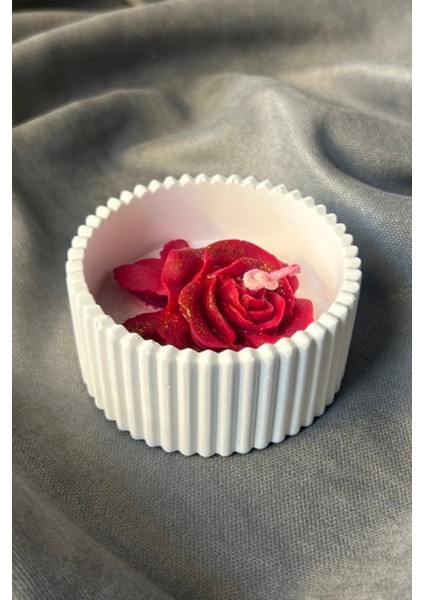 El Yapımı Taş Tozu Dekoratif Kapaklı Mumluk Içinde Kırmızı Gül Motifli Mum - 8 x 10 cm