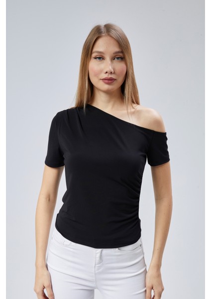Siyah Kayık Yaka Drape Detaylı Kısa Kollu Bluz