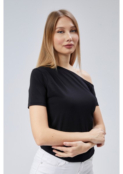 Siyah Kayık Yaka Drape Detaylı Kısa Kollu Bluz fırsatları