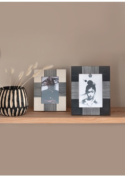 Çizgi Desenli Siyah Beyaz Çerçeve modelleri