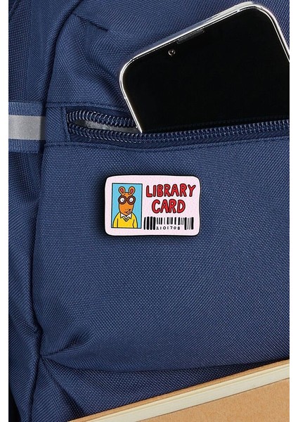 Library Card Arthur - Rozet - Ahşap - Pin - Broş - Yaka Çanta Aksesuar fiyatları