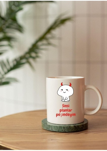 Quby Desen Baskılı Sinsi Planlar Peşindeyim Yazılı Kişiye Özel Isim Yazılı Seramik Kupa Bardak