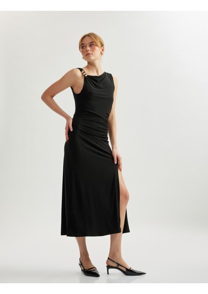 Metal Aksesuar Detaylı Kolsuz Degaje Yaka Uzun A Kesim Drapeli Elbise