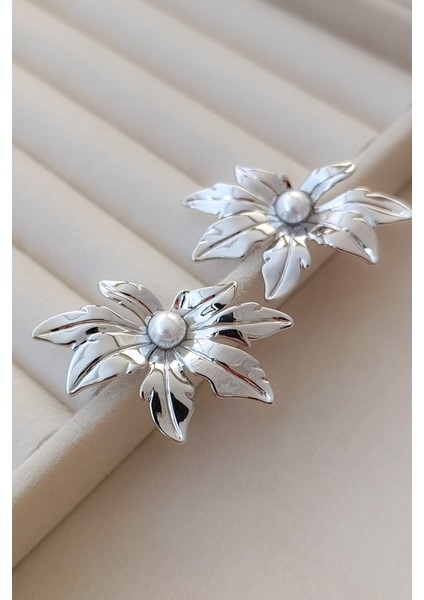 Silver Parlak Doğal Formlu Inci Çiçek Detaylı Modern Küpe