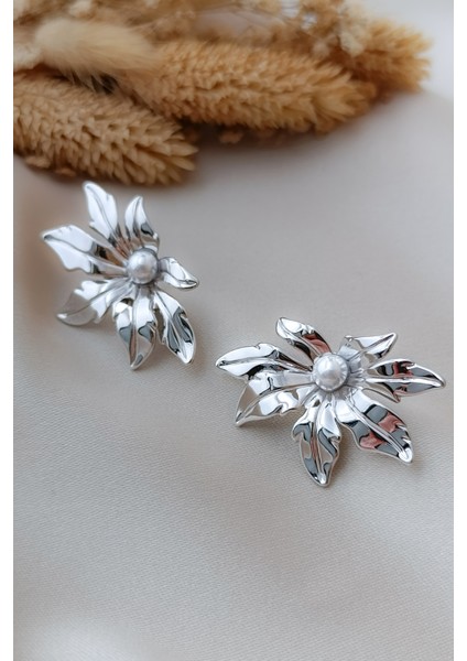 Silver Parlak Doğal Formlu Inci Çiçek Detaylı Modern Küpe