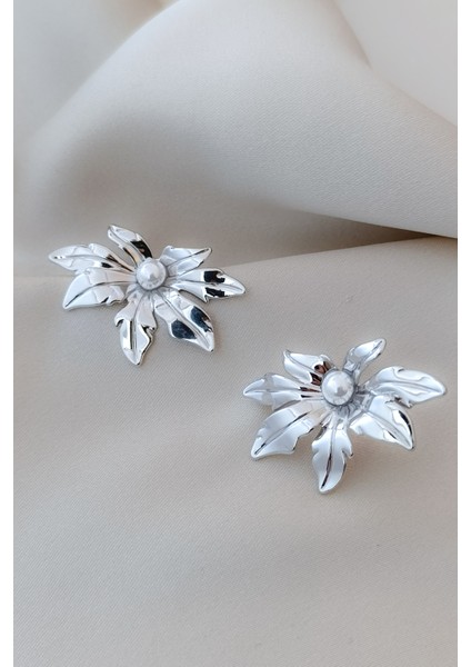 Silver Parlak Doğal Formlu Inci Çiçek Detaylı Modern Küpe