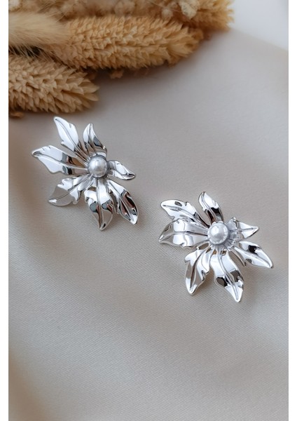 Silver Parlak Doğal Formlu Inci Çiçek Detaylı Modern Küpe