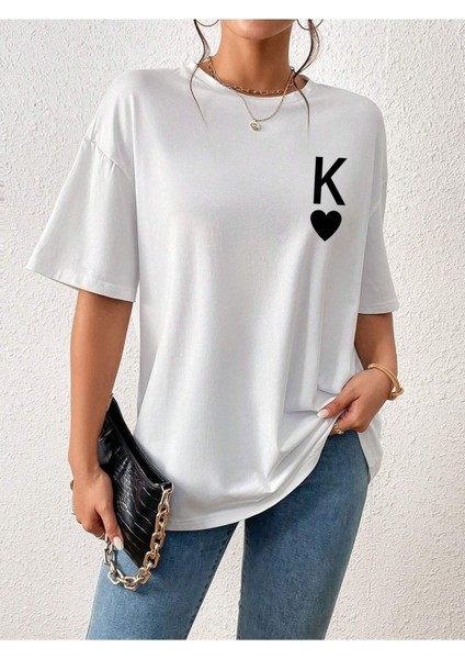 K Harfi Kalp Baskılı Beyaz Oversize T-Shirt Salaş Boyfirend modelleri