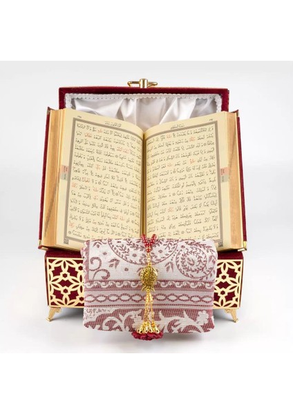 Desenli Kutu Çeyizlik, Seccade + Tesbih + Kuran Hediye Seti (Hafız Boy, Kadife, Bordo, Elif-Vav) fırsatları