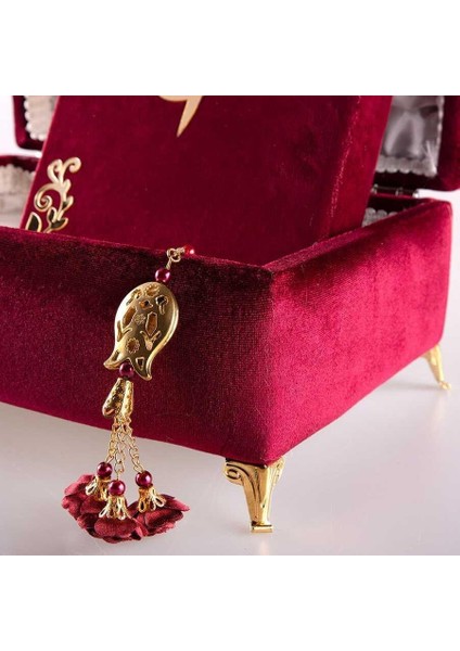 Çizgili Kutu Çeyizlik, Şal + Seccade + Tesbih + Kuran Hediye Seti (Hafız B. Kadife, Bordo, Elif-Vav) fırsatları