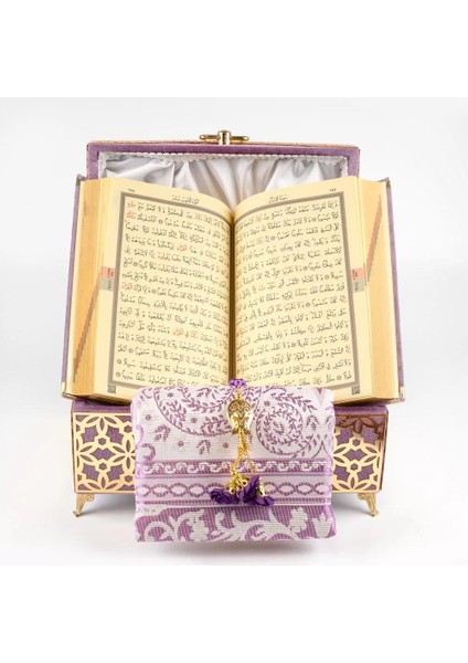 Desenli Kutu Çeyizlik, Seccade + Tesbih + Kuran Hediye Seti (Hafız Boy, Kadife, Lila, Elif-Vav) fırsatları