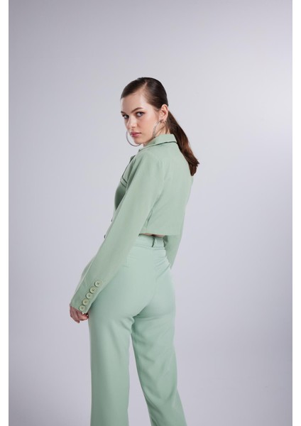 Vatkalı Atlas Kumaş Crop Model Panky Ceket Yeşil modelleri