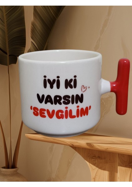 "iyiki Varsın Sevgilim" Çift Taraf Yazılı Kupa Bardak (Kırmızı T)