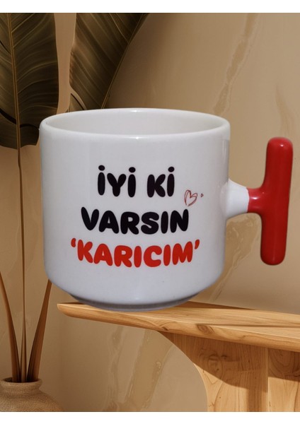 "iyiki Varsın Karıcım" Çift Taraf Yazılı Kupa Kahve Bardağı (Kırmızı T)