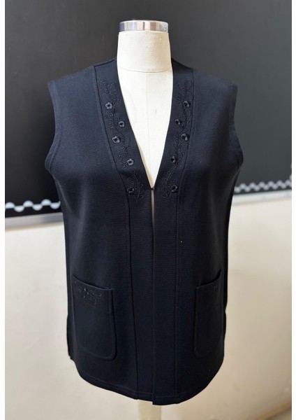 Özenli Triko Çelik Örgü Yaka Nakışlı Siyah Anne Yelek Agraflı